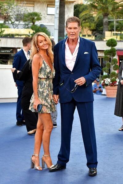 David Hasselhoff (69) vyvedl krásnou manželku (42): Blondýnka předvedla tělo v mini šatech bez podprsenky