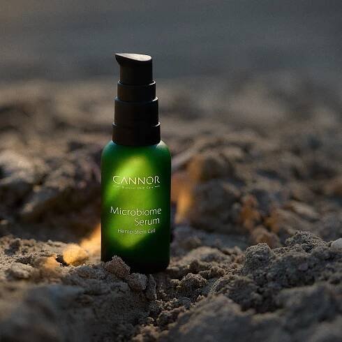 Mikrobiom CBD sérum na problematickou pleť, Mikrobiom CBD sérum, kožní mikrobiom, kmenové buňky, přírodní kosmetika, akné léčba, péče o pleť, přírodní hydratační sérum, hydratační krém, Cannor