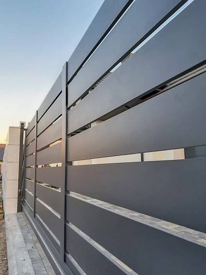 HLINÍKOVÝ PALISADOVÝ PLOT ALUgate AG200 - ALUgate výrobce hliníkových plotů