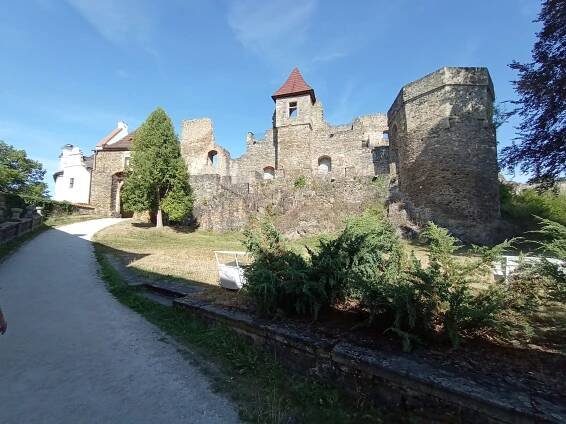 Parkoviště zřícenina hradu a zámek Klenová (Parkoviště pro návštěvníky a turisty) • Mapy.com
