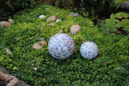 zahradní dekorace - keramická koule modro-bílá patina/ velká