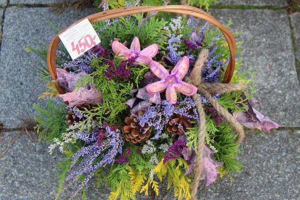 Floristům v Olomouci začala dušičková sezona. S věnci pomáhá speciální stroj