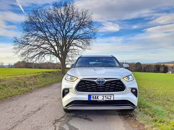 Toyota Highlander. Pořádná porce prostoru - Autaprozeny.cz