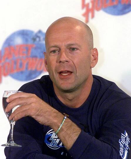 Herec Bruce Willis ze zdravotních důvodů ukončil svoji kariéru. Má nemoc ovlivňující schopnost mluvit