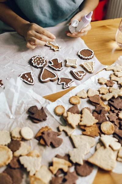 Základová fotografie na téma bakeware, čokoládové těsto, cookie cutter, cookies, cukr, cukrovinky, den pečení, dobroty