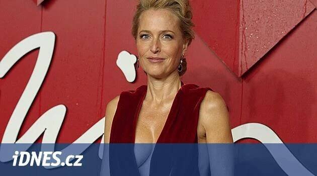 Popište mi své nejtajnější sexuální fantazie, vyzývá Gillian Andersonová ženy z celého světa