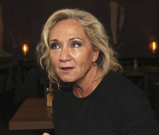 Bára Basiková v centru Prahy krotila čivavu! Nerovný boj u auta