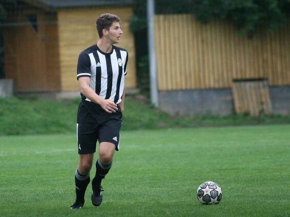Fotbalisté Holešova (v bíločerném) na úvod nového ročníku divize E doma porazili Nový Jičín 3:1.