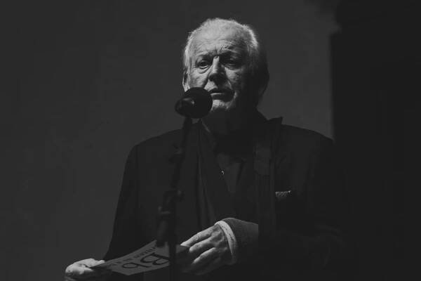 Sir Thomas Allen pays tribute to Benjamin Britten at the @brittenasaboy Lowestoft Statue Fundraising Gala at @wigmore_hall on 06/10/23 which raised £20,000 for the statue. 📷 @matthew_and_his_camera