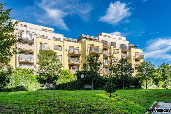 Prodej bytu 3+kk se třemi balkóny, garážovým stáním a sklepem, Marie Podvalové 939/11, P9 - Čakovice, 8 497 000 Kč