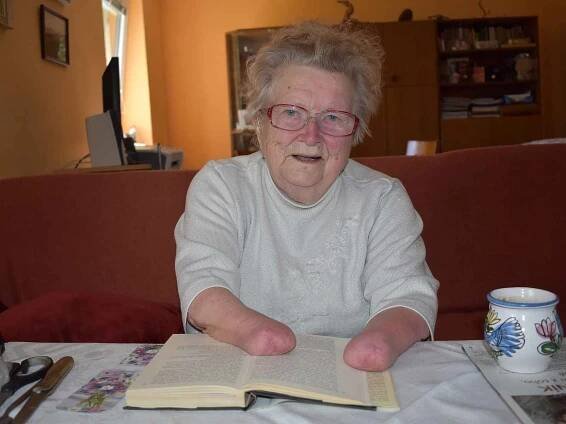 Anna Váchalová z Domažlicka, které matka jako miminku uřízla ruce, na archivních a současných fotografiích. na jednom snímku je její rodný dům ve Smržovicích.