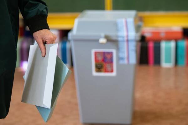 Zmáčknout tlačítko a ukázat QR kód. Komise budou při volbách ověřovat totožnosti také pomocí eDokladu