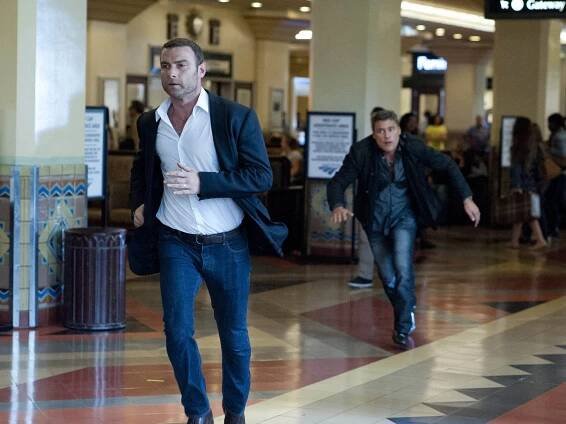 Ray Donovan - Úplně stejný - Z filmu - Liev Schreiber, Steven Bauer