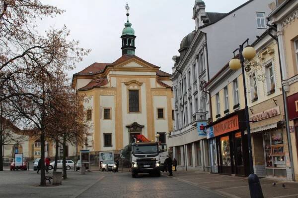 Kavkazská jedle zdobí benešovské Masarykovo náměstí
