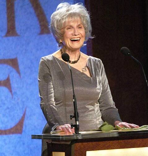 Alice Munro accepts the 2004 Giller Prize for her collection of short stories entitled, 'Runaway' Thursday night at the Four Season's Hotel in Toronto. 