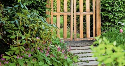 Jak si snadno zajistit soukromí v zahradě: využijte proutěné ploty, vrátka a průhledy. Architekt radí, jak s nimi pracovat