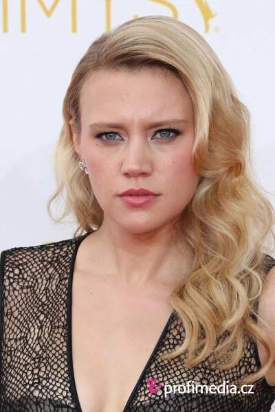 Kate McKinnon - celebrity účes - HappyHair