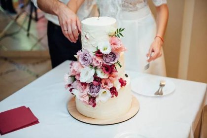 krásný lahodný bílý svatební dort - extravagant wedding cake - stock snímky, obrázky a fotky