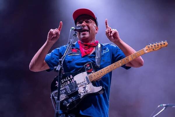 Zpěvák Queens of the Stone Age musí na operaci. Chápeme vaši frustraci, vzkázali fanouškům. Koncert na Colours se ruší