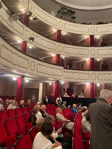 Hradečtí senioři v Moravském divadle v Olomouci zhlédli Straussovu operetu