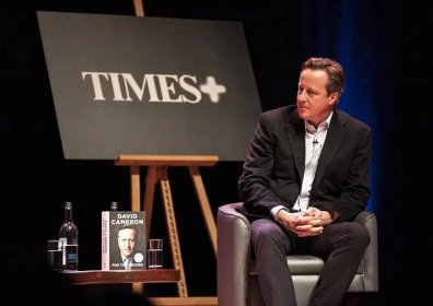 Expremiér David Cameron novým britským šéfem zahraničí. Sunak dokonal rošádu ministrů