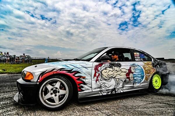 Víkend s vůní benzínu a spálených gum. Tuning bavil na vyškovském letišti