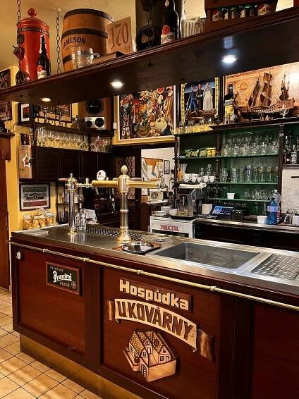Unikátní atmosféra, dobré pivo. Hospůdku U Kovárny si oblíbily i známé osobnosti