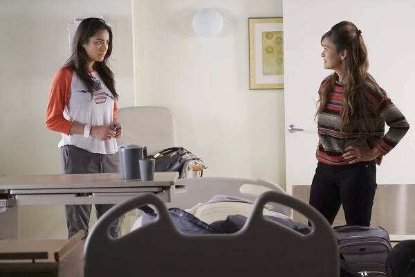 Prolhané krásky - Písně o nevinnosti - Z filmu - Shay Mitchell, Nia Peeples