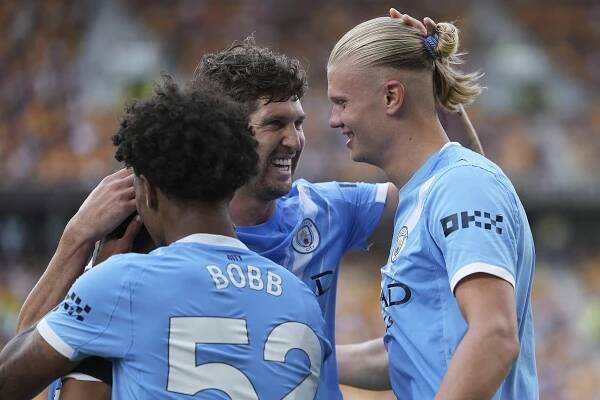 Dioufovi debut zhořkl, West Ham vycvičil nováček. City i Tottenham slaví jasné výhry