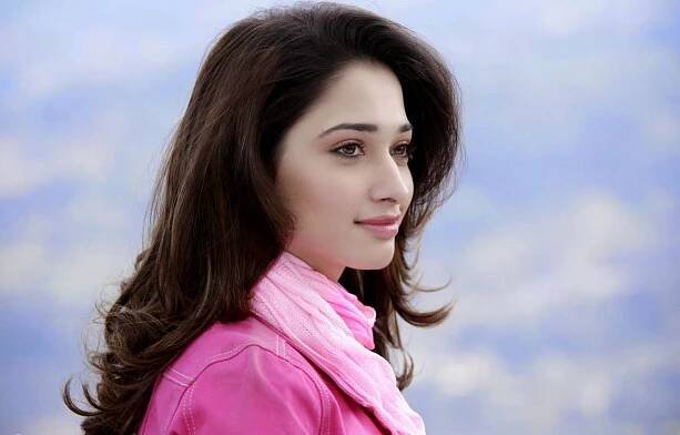 Heroine Tamanna Bhatia Candid Wallpaper