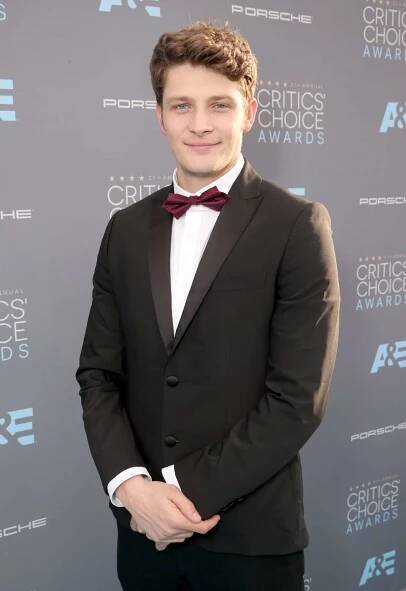 Jane the Virgin's Brett Dier Stars in New Multi-Cultural Comedy Pilot