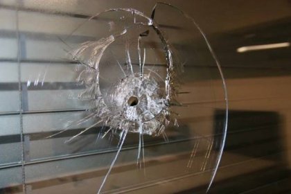 Mladík prostřelil sousedovi okno. Zásahovka u něj doma našla arzenál zbraní, který patřil jeho otci