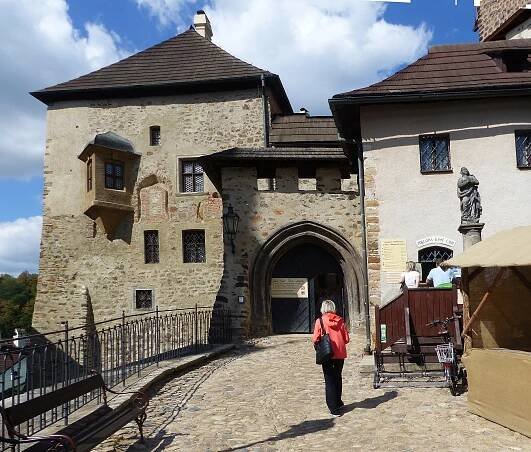 Karlštejn či Bouzov zná každý. Tato perla na Ohři jim přitom směle konkuruje