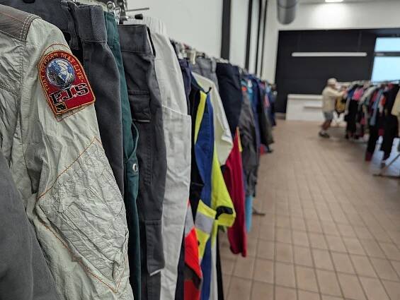 Second hand na Černé louce. Firma Marwil přivezla tisíce kusů použitého oblečení
