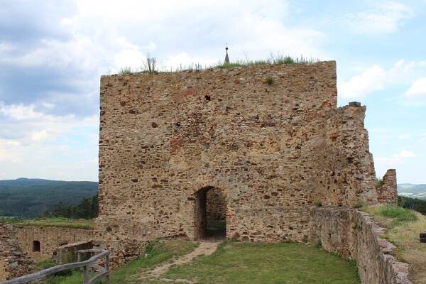 Soubor:235 Hrad Točník SV.jpg – Wikipedie