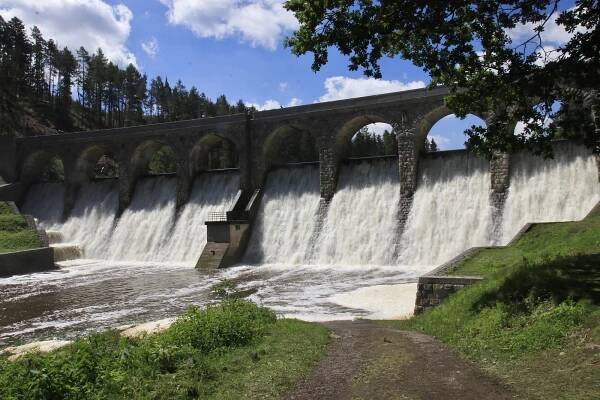 Podívejte se: Hektolitry vody valící se přes Sedlickou přehradu vábí turisty