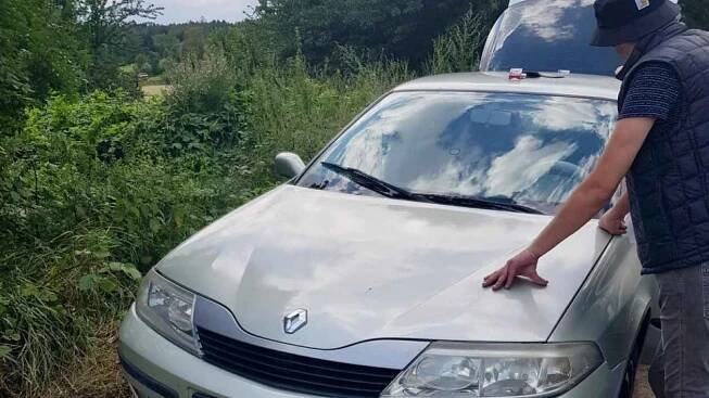 Rozbili okno auta, ukradli kabelku s penězi. Za půl hodiny je dopadla policie