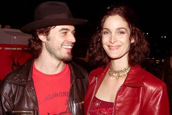 Carrie-Ann Moss and her husband Steven Roy at the World Premiere of 'Red Planet' at the Village Theater in Los Angeles, Ca. 11/6/00. 
