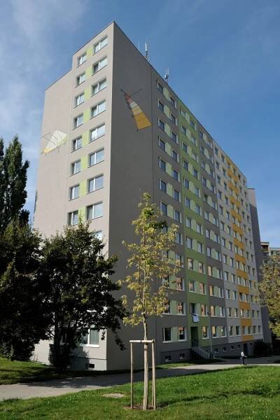 Sluneční hodiny na fasádě panelového domu Bronzová, Praha 5 | KASTEN spol. s r. o.