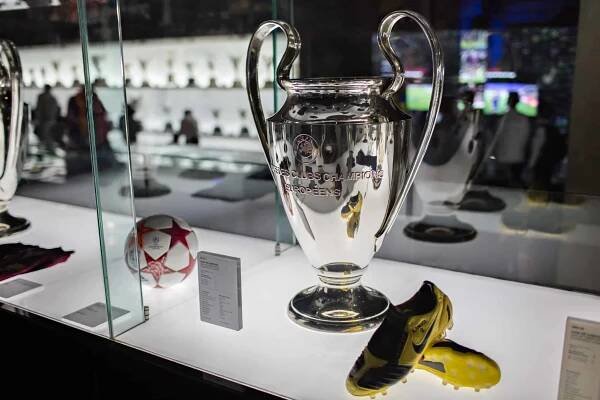 Barcelona, Španělsko – 2. dubna 2018: Pohár Uefa Camp Nou stadion, muzeum Fc Barcelona,. — Stock obrázek