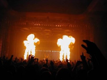 Soubor:Rammstein, Paegas Arena Prague 2001 02.jpg