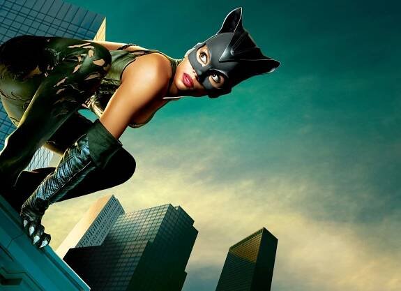nova-catwoman-anne-hathaway-odhalena-2