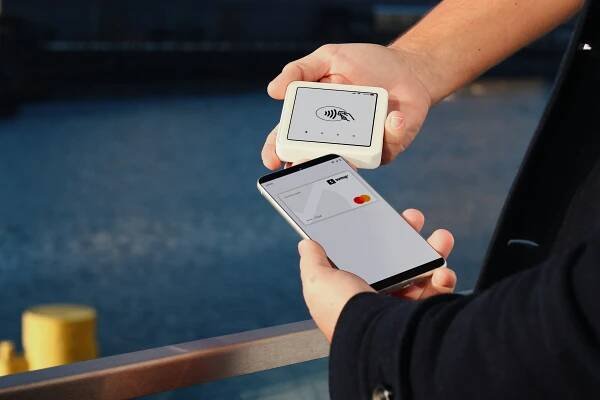 Platíte mobilem nebo hodinkami? Super vychytávka, ale také bezpečnostní díra
