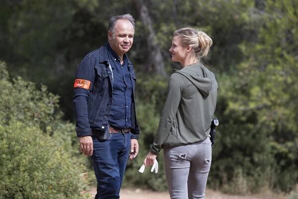 Policajtka Barbie - Chassez le naturel, il revient au galop - Z filmu - Olivier Cabassut, Yeelem Jappain