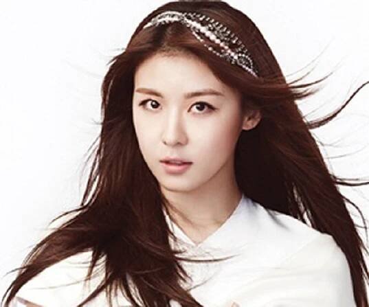 Ha Ji-won (Jeon Hae-rim) Biography - Facts, Childhood, Family & Achievements of South Korean Actress