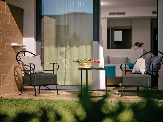 Posezení v ubytování Cavo Orient Beach Hotel & Suites