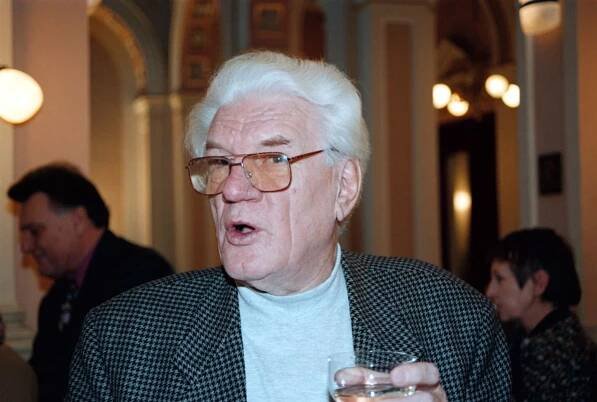 Jaroslav Moučka se narodil v obci Studená u Telče. Otec byl obchodní cestující a matka švadlena. On sám se učil kamnářem, pekařem, knihkupcem, nakonec se vyučil a pracoval jako strojní zámečník a soustružník. Od mládí se však věnoval i ochotnickému divadlu.