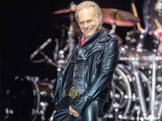 Photos: In Tampa, a snarky David Lee Roth skips the solo cuts, salutes Van Halen