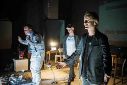 Inscenace iPlay divákům nabídne sto aplikací pro život. Na snímcích herci Martin Siničák, Tomáš Jeřábek a Dana Poláková.