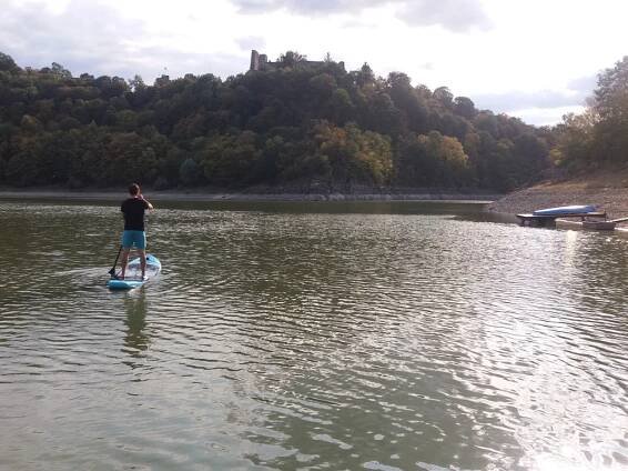 Můž stojicí na paddleboardu